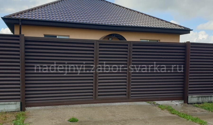 забор из жалюзи коричневый забор из ламелей