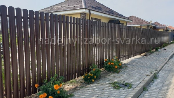 забор из металлоштакетника коричневый забор из штакетника